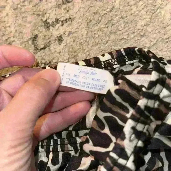 Vanity Fair Vintage Nylon Leopard Print Half Slip Jungle Side Slit sz M 22” - Picture 4 of 4